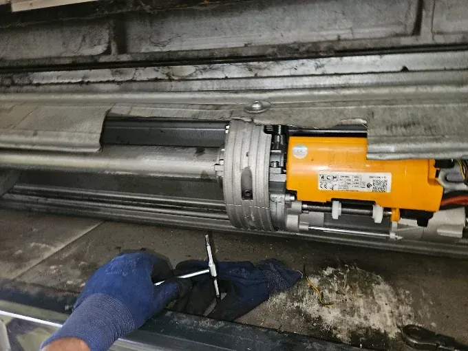 Lavoro di Eugenio in provincia di Bologna: motore centrale di una serranda sull'albero, durante la regolazione