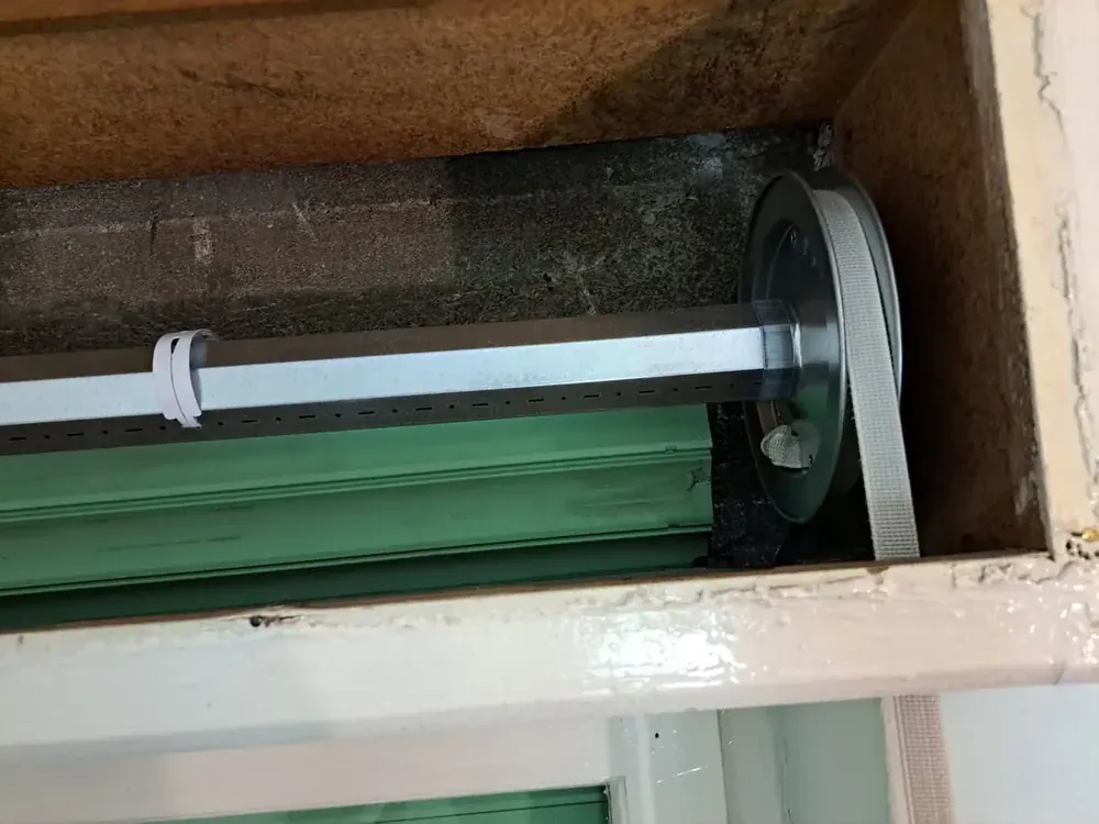 Riparazione tapparelle a Bologna: rullo ottagonale con puleggia e cinghia nuova nel cassonetto